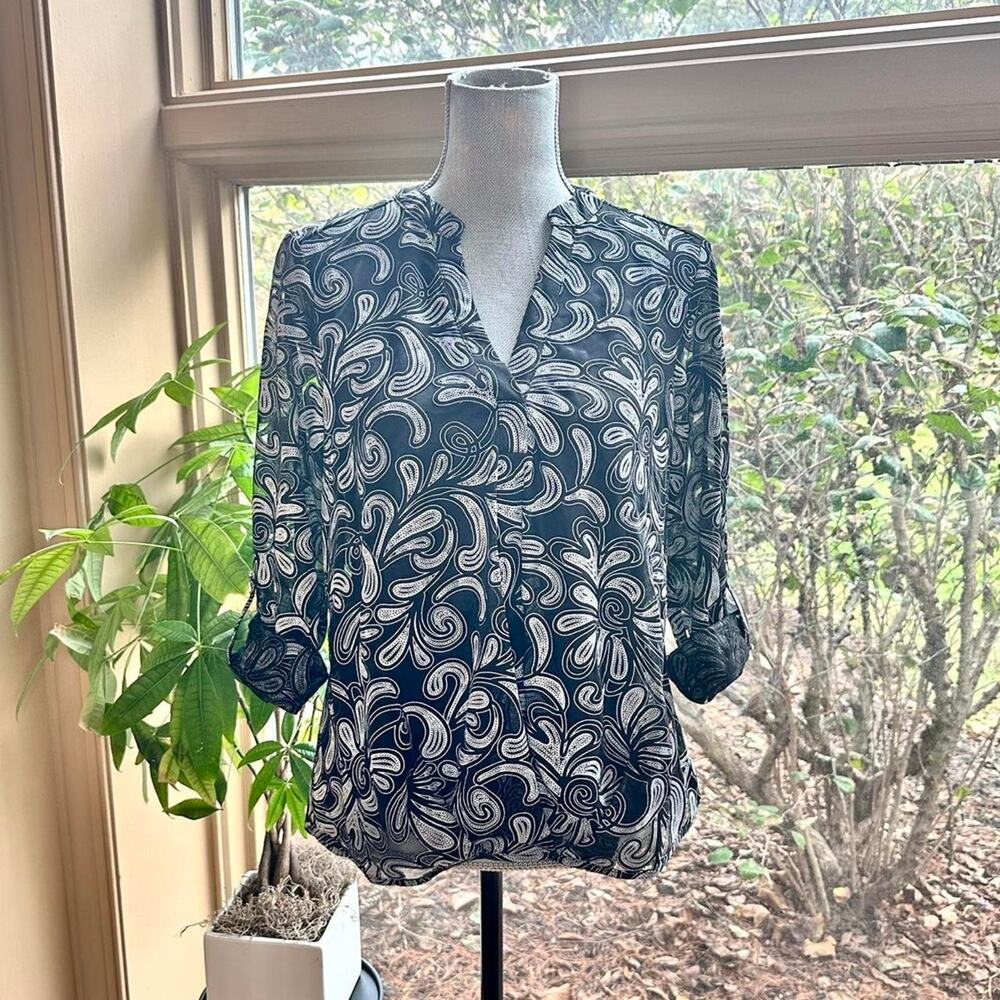 NY Collection top black white paisley medium vneck cuff 3/4 sleeve grandmacore